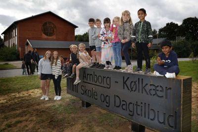 0. klasse på skolen i Arnborg startede på en skole, der har fået nyt navn. Fra venstre på det nye skilt er det Christian, Karl, Alina, August, Lauge, Dalina, Sofia, Isabella, Paul og Jones. Julie var ikke i skole den dag. Vilma Brunbjerg og Line Martinsen fra 6. klasse var med til at afsløre skiltet. Foto: Henrik Ole Jensen