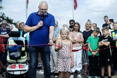 Johanne Abildgaard Kjer Sommer på ni år assisterede John Thomsen (V), der forinden havde holdt en tale, hvor han fremhævede cykelstien, hvor der er lidt større afstand til kørebanen de fleste steder, og det giver en mere tryg og behagelig tur, der smukt følger terrænet. Foto: Chresten Bergh