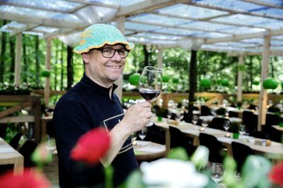 Tim Sølyst besigtiger restauranten på Smukfest umiddelbart inden det første store rykind. Foto: Chresten Bergh