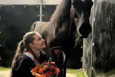 Freja Løvgreen med sin hest, Fjölvi. Foto: Privatfoto