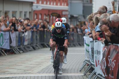 Henrik Breiner Pedersen fik læssevis af spurtpræmier med sig hjem fra gadeløbet i Skive. Foto: Brian Laursen
