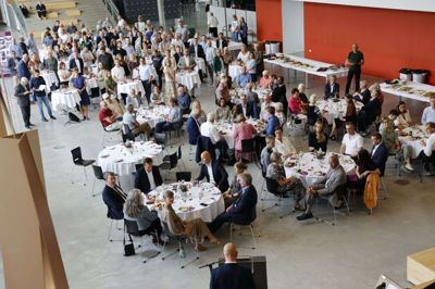 Der var stort fremmøde til jubilæumsreceptionen hos Herning Gymnasium, der blev holdt i skolens aula. Foto: Henrik Ole Jensen