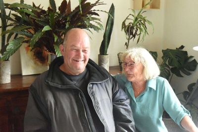 Jesper Jespersens handicap med at læse bogstaver og tal har ført til et nært venskab med Lene Flindt. De mødes jævnligt i hendes lejlighed, hvor han får hjælp med homebanking og andre praktiske ting. Som modydelse er det aftalt, at han skal slå hendes græsplæne. FOTO: Flemming Thulstrup
