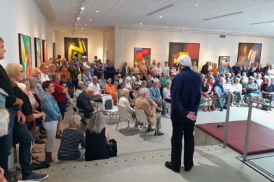 Arne Haugen Sørensen ses her med ryggen til ved ferniseringen i Vestjyllands Kunstpavillon. Kunstneren har selv dykket ned i museets samling og nøje udvalgt de værker, han gerne vil vise frem. Foto: Privatfoto