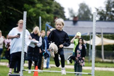 Sara Sofie og Pilot klarer springet i fin stil. Ekvipagen var blot en af mange, der deltog i årets konkurrence for kæpheste ved Sports- og Byfesten i Gludsted. Foto: Chresten Bergh