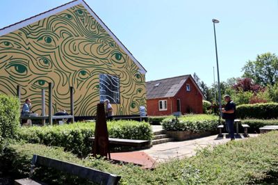 Det gamle mejeri i Timring er værd at holde øje med. Gavlen er en del af de 17 verdensmålsgavle i det midt- og vestjyske. Foto: Laila Kempel