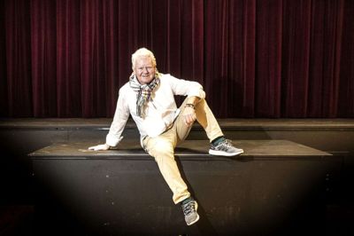 Jan Schou på Østergaards Hotels scene i 2021. Til oktober kommer han igen med 18. omgang af revyen Schou-Tur. Foto: Tom Laursen