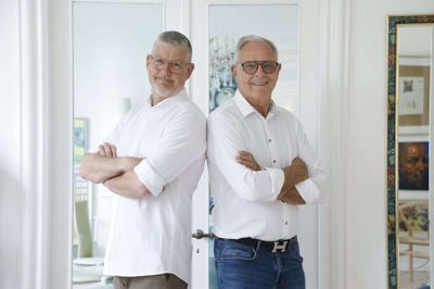 Torben Pedersbæk (t.v.) og Arne Laugesen er begge vinimportører, og de vil give Herning Folkeblads læsere et unikt indblik i vinens verden på tre foredrags- og smageaftener i mediehuset i Østergade i efteråret. Foto: Henrik Ole Jensen