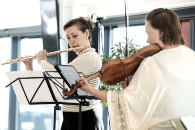 Charlotte Norholt og Sanna Ripatti fra Ensemble Midtvest diverterede med lidt Händel. Foto: Chresten Bergh
