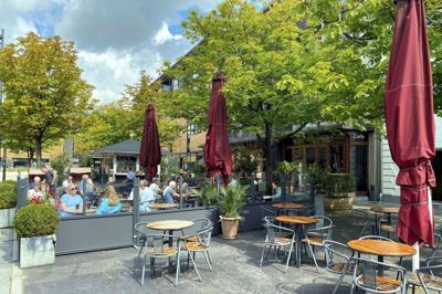 Cafe Dyrby’s på Torvet i Herning har længe drømt om et nyt udeserveringsområde i form af en orangeri-lignende bygning. Planen lever stadig, men i stedet for et tag tænkes nu i store parasoller, som lukker helt til ved siderne. Foto: Kenneth Meinby Sørensen