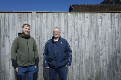 Udvalgsformand Tommy Tønning (S) har stor ros til Morten Skoubo (t.v.) og Torben Kondrup, der 1. februar begyndte i jobbene som Herning Kommunes gadeplansmedarbejdere. Det gør en forskel for byens udsatte, mener han. Foto: Henrik Ole Jensen