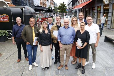 En delegation med repræsentanter fra Herning Kommune og Herning Cityforening var onsdag rundt med invitationer til et pilotprojekt, der både skal styrke butikkerne enkeltvis, men også styrke fællesskabet og udviklingen af midtbyen. Fra venstre ses ekstern konsulent for Herning Kommune Tommy Skiffard, citychef Allan Birk Kristensen, projekt & event manager Lykke Kastbjerg fra Herning City, bestyrelsesmedlem Vagn Kristensen, formand for Herning City Jens Kristian Dam Dahl, næstformand Morten Birch Jensen, erhvervskonsulent Katrine Høj Keseler fra Herning Kommune, bestyrelsesmedlem Else Marie Klippert, bestyrelsesmedlem Morten Halgaard og Claus Lund Sørensen, der også er bestyrelsesmedlem i Herning City. Foto: Henrik Ole Jensen