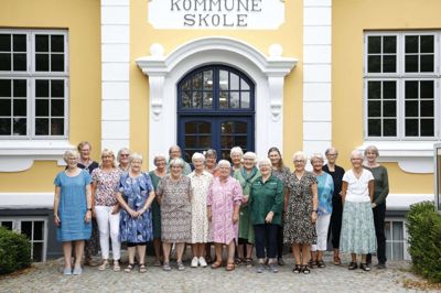 Medlemmer af De Stedsegrønne samlet foran Den Gule Bygning i Vildbjerg, Inga Bakbo, Birthe Sørensen, Inge Pedersen, Bodil Hagelskær, Ulla Pedersen, Ellen Kristensen, Jytte Jensen, Solveig Smed, Tove Lykkeberg, Birgit Justesen, Birgit Just, Birthe Mikkelsen, Anne Marie Andersen, Benthe Barslund, Inger Rigtrup, Gunhild Jeppesen, Dorthe Hollesen, Inge Lise Christiansen, Laila Gaul og Ruth Kruse. Foto: Henrik Ole Jensen