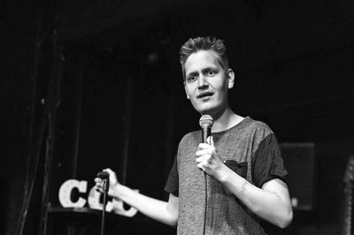 Olav Lundsgaard har optrådt med comedy i 10 år, og han lægger vejen forbi Herning i næste uge. Han er kommet i byen jævnligt gennem hele sit liv, da hans mormor og morfar bor her. Foto: PR-foto