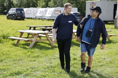 Palle Mortensen (t.h.) er med på Handilejr for første gang. Sønnen Allan Mortensen er med de første dage. Palle Mortensen er 52 år og så ramt af Parkinsons sygdom, at han til daglig bor på plejehjem i Ulfborg. Foto: Henrik Ole Jensen