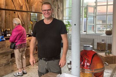 Det er den gode kringle og kaffe ad libitum, som Thors Design disker op med. Direktør Carsten Thor siger, at virksomheden gerne vil give noget tilbage til byen og området, så alle er inviteret inden for i de rustikke lokaler, der førhen var et mejeri. Foto: Ida True Berg
