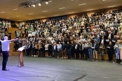 1200 tidligere elever kunne som en sang-orkan blæse deres tidligere musiklærere, Hanna og Aage Christiansen omkuld. Foto: Privatfoto
