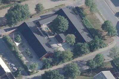 Daginstitutionen Solstrålens afdeling Bakken holder til i en utidssvarende bygning på Bytoften i Tjørring. I 2028 skal der bygges en ny Bakken ved Lundgårdskolen.