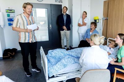 Thure Lindhardt samarbejder med sundhedspersonale for at finde frem til hvordan de bedst muligt får taget afsked med en afdød i samarbejde med de pårørende. Foto: Søren Braad Andersen, Regionshospitalet Gødstrup