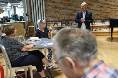 Per Ørum på bibliotekets scene, hvor Peter Øvig samler 400 til foredrag under Mental Talk. Foto: Henrik Ole Jensen