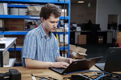 Kibækboen kan godt lide at arbejde med computere, og derfor passer jobbet hos IT Relation godt til ham. Foto: Chresten Bergh