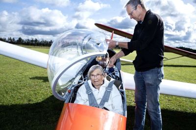 Niels Peder Møller sørger for at Lis Reinholdt er klar til en flyvetur over Arnborg ved det årlige besøg fra friplejehjemmet »Højbo« hos Dansk Svæveflyvehistorisk Klub. Foto: Chresten Bergh