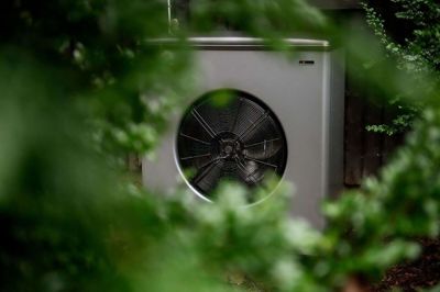 Det har været et rigtig godt år for Agerfeld VVS Smede-og Maskinforretning A/S, når det kommer til salget af nye varmepumper til især lokale kunder i Sørvad. Foto: Joachim Rode