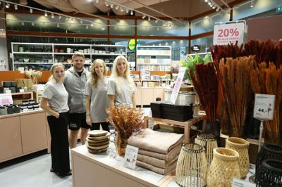 Fire af de syv ansatte var onsdag eftermiddag klar til fotografering i butikken ved Indgang A. Fra venstre: Mette Moltke Fløjstrup Maigatter, assisterende butikschef Rasmus Nørgaard Nielsen, butikschef Henriette Solnæs samt Signe Elgaard Andersen. Foto: Henrik Ole Jensen