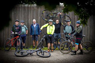 Gutterne på Mountainbike er klar til højdemeter og hårnålesving i skoven. Fra venstre er det Rene Pedersen, Erik Pedersen, Robert Mikkelsen, Carl-Erik Thordal, Allan Kristiansen, Palle Steffensen og Mike Jørgensen.