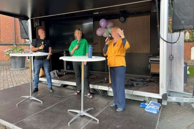 Ordstyrer Per Ørum havde til en debat om ensomhed selskab af folketingsmedlem Birgitte Vind (S) og Rillo Rud, direktør for Ventilen (t.h.). Foto: Brian Kjær Andersen