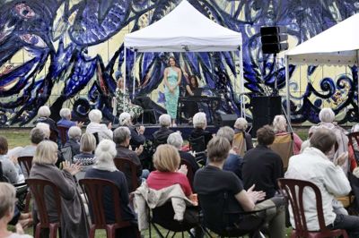Omgivet af Carl Henning-Pedersens udsmykning ved Angligården i Birk var der torsdag aften fokus på kvinderne under Herning Opera Festival. Foto: Henrik Ole Jensen
