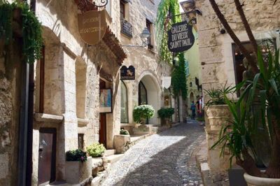 Det er som at træde ind i en helt anden tidsalder, når du går ind gennem en af byportene i middelalderbyen Saint-Paul de Vence.