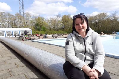 Dorthe Kring og Ilskov Friluftsbad byder vandhunde på åbent bassin, når sæsonen er sluttet.