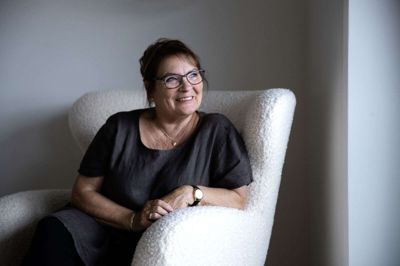 Ulla Christensen havde egentlig en plan om at arbejde sig gennem flere af specialerne på Hernings Sygehus, da hun stod som nyuddannet sygehjælper i begyndelsen af 1970’erne. Første stop var børneafdelingen. Og så kom hun aldrig videre. - Jeg elskede bare fra begyndelsen det med børnene ... at kunne gøre en forskel for dem, mens de var syge. Og så er der jo det helt særlige ved syge børn, at det ikke kun er dem, man passer. Der er også forældre at tage hånd om, siger hun her et halvt århundrede senere, hvor hun fylder 70 år og stadig arbejder med at hjælpe og skabe ro omkring alvorligt syge børn. Foto: Chresten Bergh
