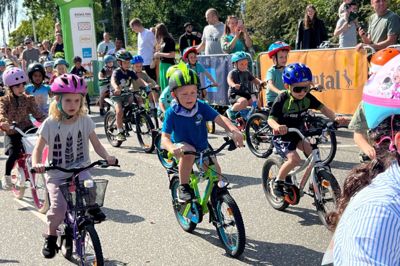Så er første heat i Børneulykkesfondens cykelløb, Kids Tour, i gang. Den unge mand med den flotte, grønne hanekam på cykelhjelmen og matchende cykel hedder Liam Knudsen. Han er fire år og fra Brande, og her giver han den ordentligt gas. Hele fem omgange cyklede Liam, og det udløste naturligvis en medalje og en goodiebag til ham og til alle de andre børn. foto: Marianne R. Eskildsen