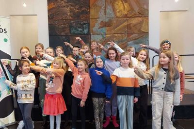 Gospelkids i Videbæk Kirke melder klar til ny sæson. Her er koret foran altertavlen i Videbæk Kirke. Foto: PR-foto