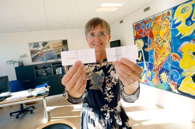 Borgmester Dorte West trak de to navne op af en hat og ringede straks til de to unge, som nu skal til bal på slottet. Foto: Henrik Ole Jensen