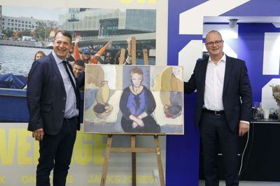 Borgmester Ib Lauritsen (V) fik overrakt årets pris, som i år ikke var en statuette, men et maleri af Dag Aronsen. Til højre ses medlemsdirektør Anders Søndergaard Larsen fra DI. Foto: Henrik Ole Jensen