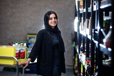 Noof Hamod vil byde kunder i butikken på kaffe og småkager.