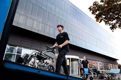 I morges klokken 7.40 var det første læs af møbler og andet godt fra stråleklinikken i Onkologihuset blevet flyttet til den nye afdeling ved Regionshospitalet Gødstrup.