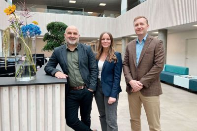 Alpi-direktør Morten Høgsberg Nielsen (t.v.) med de to svenske partnere i det nye samarbejde, Frida Jalking og Fredrik Barner. Begge har stor erfaring med speditionsbranchen: Frida Jalking har i godt 20 år håndteret forsendelser for den svenske tekstilindustri, og Fredrik Barner har i otte år været udstationeret i Kina. Foto: PR-Foto