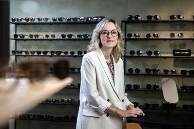 Wichmann Optiks kunder møder altid en glad Anette Vinding, og det er der en årsag til: - Jeg har taget valget, at jeg vil være glad. Mit motto er, at jeg er glad for at gå på arbjede, og jeg er glad, når jeg går hjem, fortæller 40-årsjubilaren. Foto: Chresten Bergh