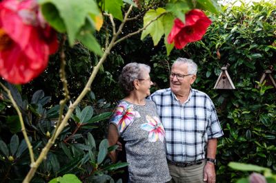 Ella og Erling Relund synes, at der er gået lige lovlig meget »vild med vilje« i haven, der nu altså fremstod ganske velholdt og indbydende, spørger man journalisten og fotografen. Parret har boet i huset på Toustrupvej i Snejbjerg siden 2004 og kunne 14. september 2023 fejre diamantbryllup.