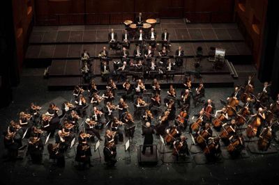 Julstemningen kommer bragende, når Det Kgl. Kapel sætter ind med velkendte julesange og vidunderlig musik. Inden julekoncerten skal vi spise en fælles middag. Foto: Det Kgl. teater