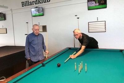 Verner Østergård Pedersen (t.v.) og Carl Knudsen i gang med et spil keglebillard. Carl Knudsen har været med, siden klubben blev etableret i 1974, og han kalder de nye faciliteter for »helt fantastiske«.