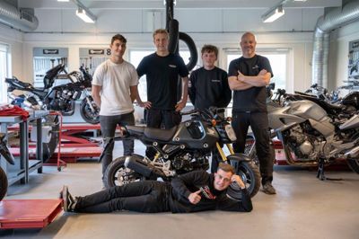 De nye motorcykelmekanikere: Chris Pedersen, Ah Motorcykler ApS, Sunds, Alex Christian Brodersen, Midtfyns Mc- og Autoreparation A/S, Årslev, Kasper Damgaard Pedersen, Cross Center, Esbjerg, Brian Bissenbacker Jørgensen, Esbjerg N og Christian Hartung, Carstens Mc ApS, Varde. Foto: PR-foto