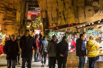 Julemarkedet i klippehulerne i hollandske Valkenburg er noget helt særligt. De gamle huler, formet af romerne, har gennem tiden været brugt til mange forskellige ting.