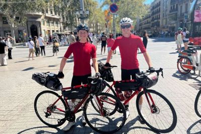 Kasper Rom og Laurits Eskildsen endte med at cykle 3220 kilometer på 33 dage, indtil de ramte endestationen Plaça de Catalunya i Barcelona. Foto: Privatfoto