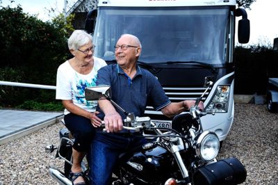 Onsdag 27. september fejrer Else og Arnold Pedersen fra Hammerum både krondiamantbryllup og hans 90-årsfødselsdag. Parret har altid holdt af at rejse, opleve og være ude i naturen - gerne med fælles ture på den 25 år gamle Yamaha Dragstar eller i den nye autocamper, der for to år siden afløste sommerhuset.