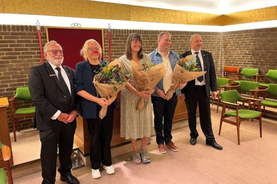 Fra Odd Fellow-logen deltog blandt andre Svend Åge Frahm (t.v.) og John John Nygård Andersen. Modtagerne var Karin Kjeldgaard Simonsen (hospitalsklovnene i Gødstrup), Heidi Stenild Nielsen (de frivillige på Anker Fjord Hospice) og Jesper Riber Nielsen (FDF-huset i Høgild). Foto: Brian Kjær Andersen